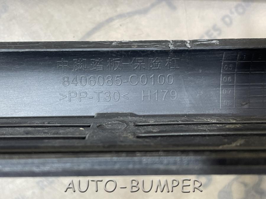 Dongfeng подножка бампера средняя 8406085-C0100